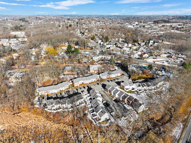 27 Boylston Ln 27, Lowell, MA 01852