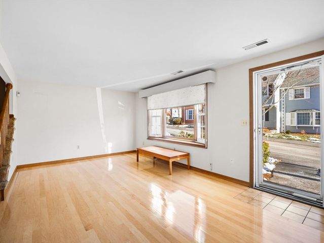 27 Boylston Ln 27, Lowell, MA 01852