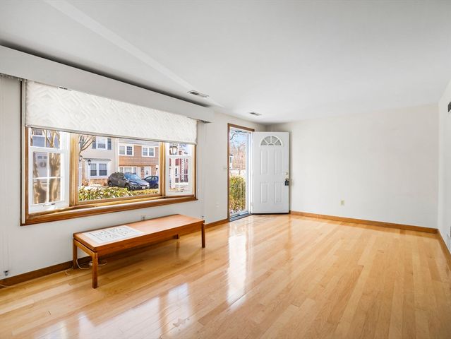 27 Boylston Ln 27, Lowell, MA 01852