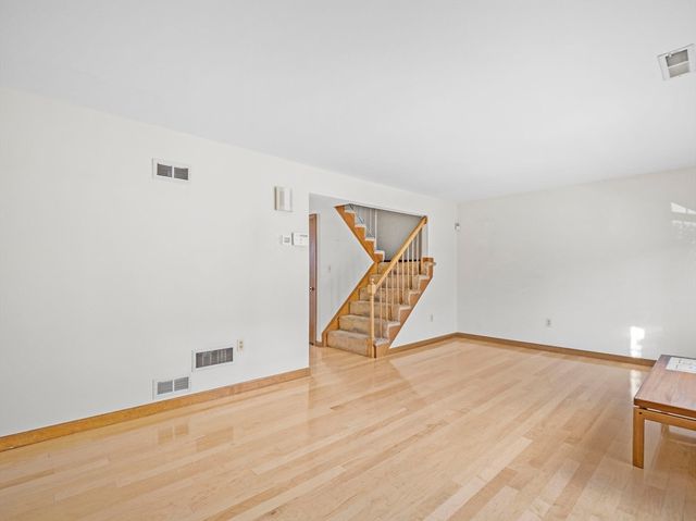 27 Boylston Ln 27, Lowell, MA 01852