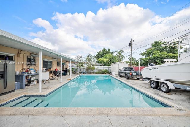 590 W 35th Pl, Hialeah, FL 33012