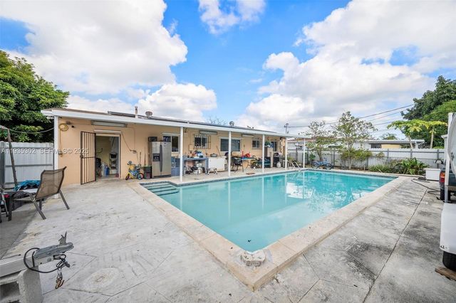 590 W 35th Pl, Hialeah, FL 33012