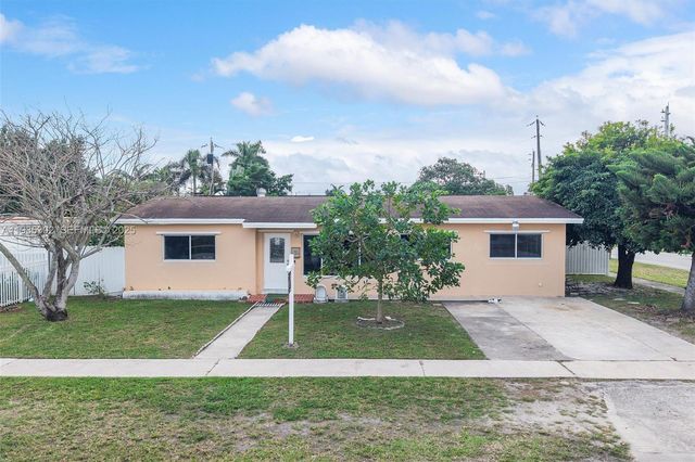 590 W 35th Pl, Hialeah, FL 33012