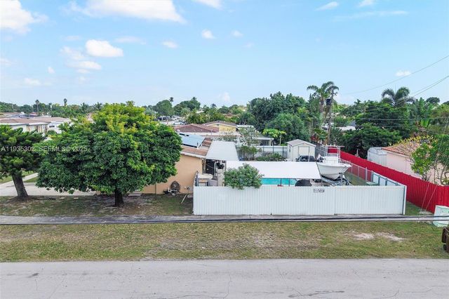 590 W 35th Pl, Hialeah, FL 33012