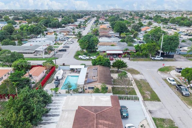 590 W 35th Pl, Hialeah, FL 33012