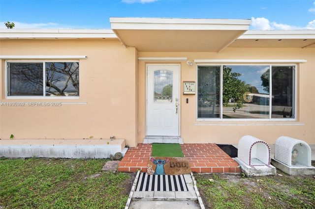 590 W 35th Pl, Hialeah, FL 33012