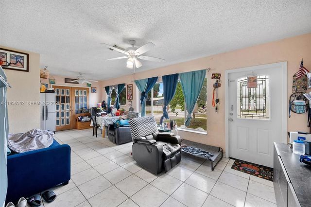 590 W 35th Pl, Hialeah, FL 33012