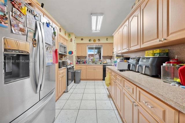 590 W 35th Pl, Hialeah, FL 33012