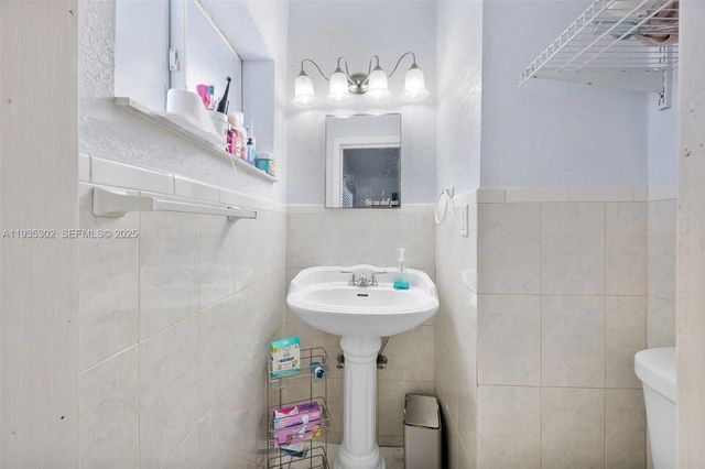 590 W 35th Pl, Hialeah, FL 33012