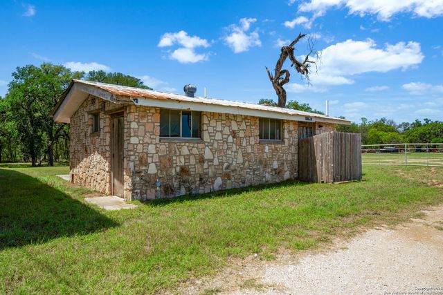 11224 Atkins Road, Atascosa, TX 78002