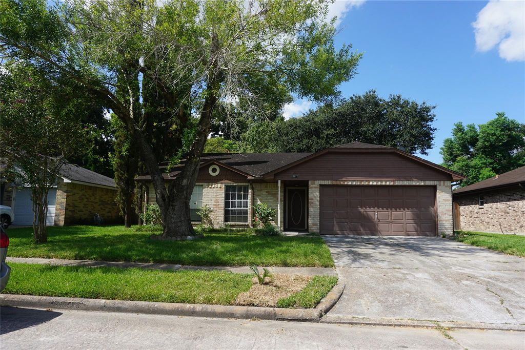 3022 Helmsley Drive, Pearland, TX 77584