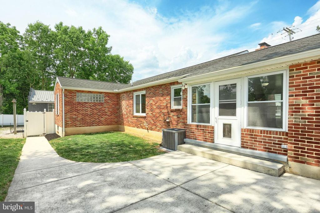 957 GREENBRIAR RD, York, PA 17404