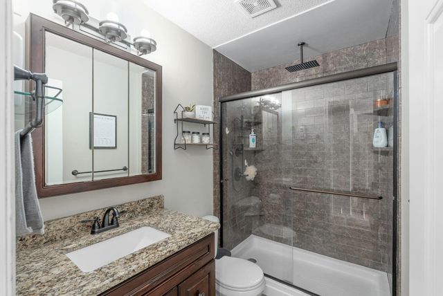 118 E Country Walk Ln, Mulvane, KS 67110