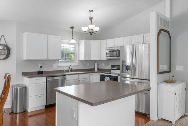 118 E Country Walk Ln, Mulvane, KS 67110