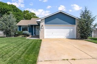 118 E Country Walk Ln, Mulvane, KS 67110