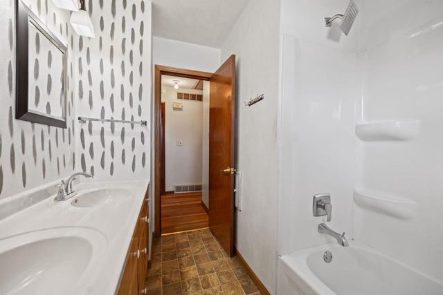 1517 S Arch Street, Janesville, WI 53546