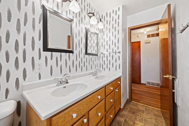 1517 S Arch Street, Janesville, WI 53546