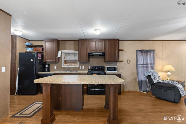 211 W LAFAYETTE STREET, Iowa Park, TX 76367