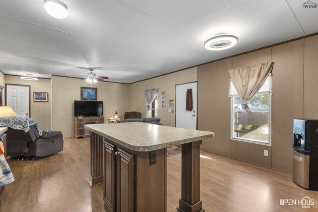 211 W LAFAYETTE STREET, Iowa Park, TX 76367