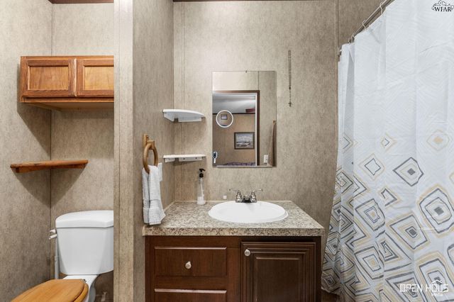 211 W LAFAYETTE STREET, Iowa Park, TX 76367