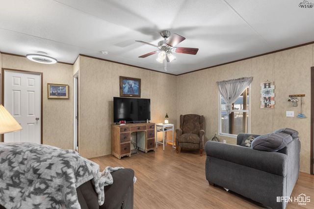 211 W LAFAYETTE STREET, Iowa Park, TX 76367