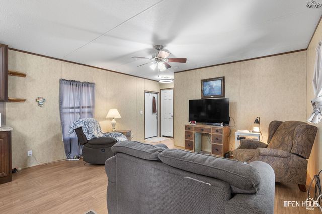 211 W LAFAYETTE STREET, Iowa Park, TX 76367