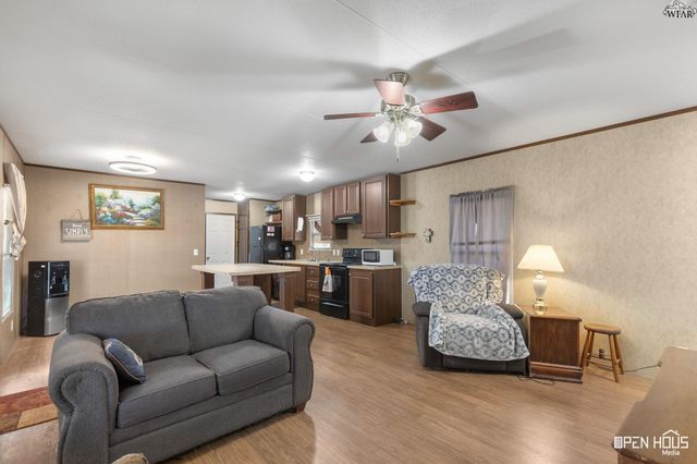 211 W LAFAYETTE STREET, Iowa Park, TX 76367