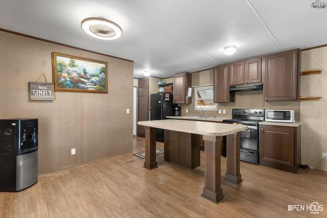 211 W LAFAYETTE STREET, Iowa Park, TX 76367