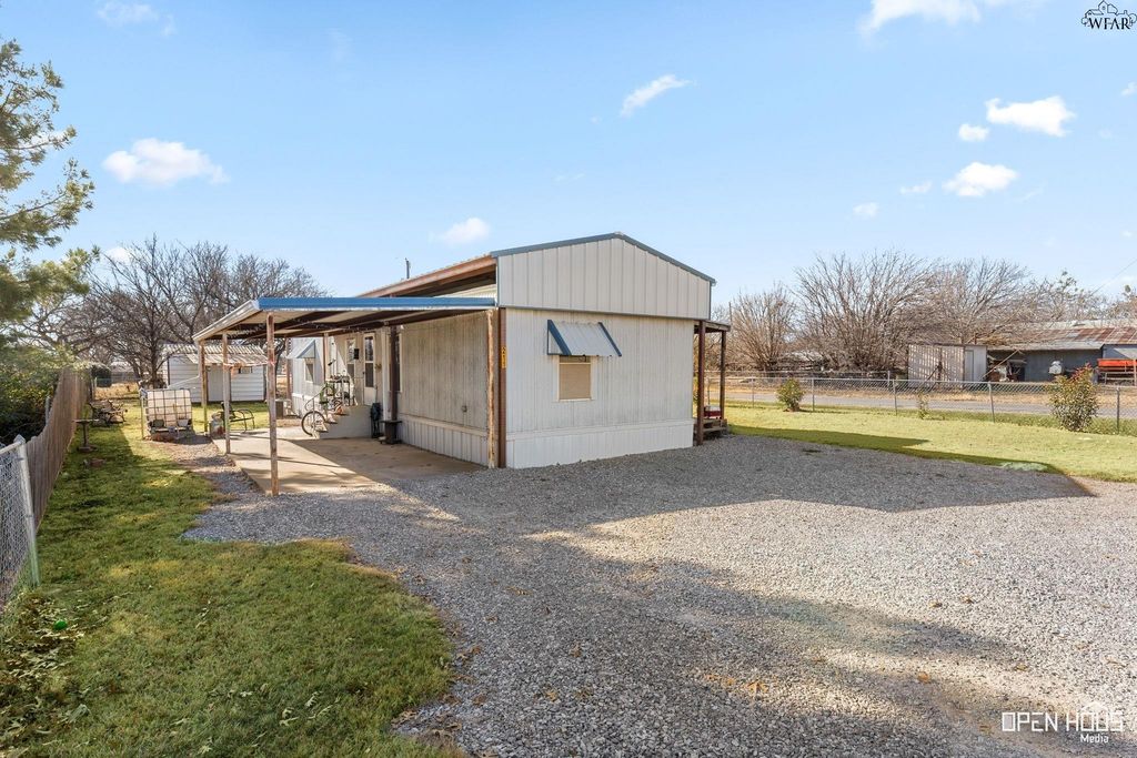 211 W LAFAYETTE STREET, Iowa Park, TX 76367