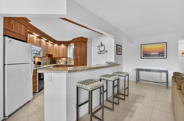 5851 Camino Del Sol 402, Boca Raton, FL 33433