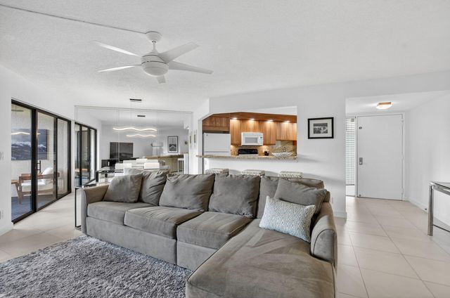 5851 Camino Del Sol 402, Boca Raton, FL 33433