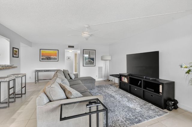 5851 Camino Del Sol 402, Boca Raton, FL 33433