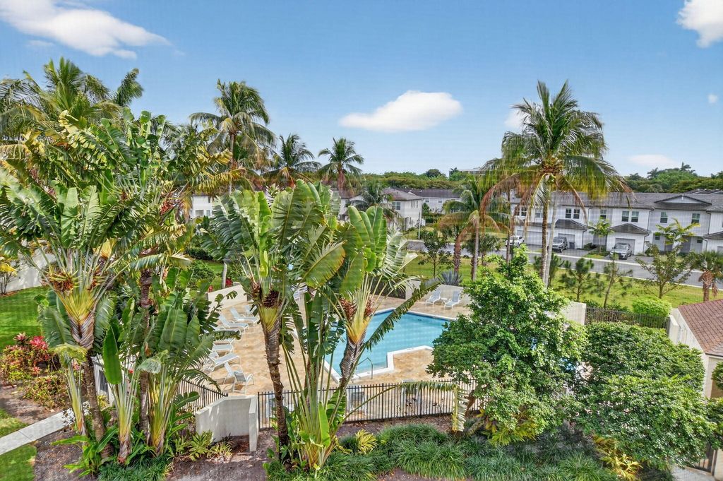 5851 Camino Del Sol 402, Boca Raton, FL 33433