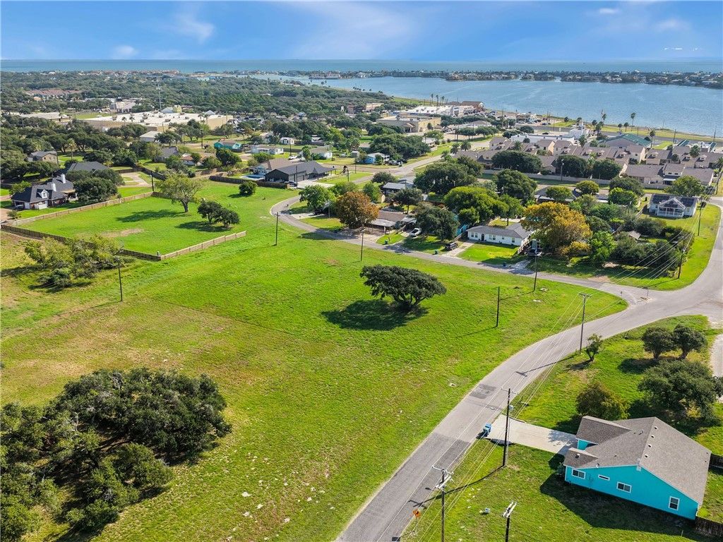 1215 Lady Claire St, Rockport, TX 78382 — exterior