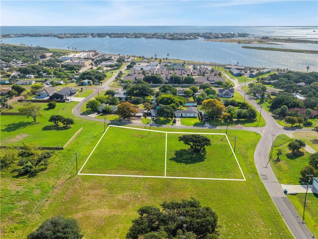 1215 Lady Claire St, Rockport, TX 78382 — photo 2