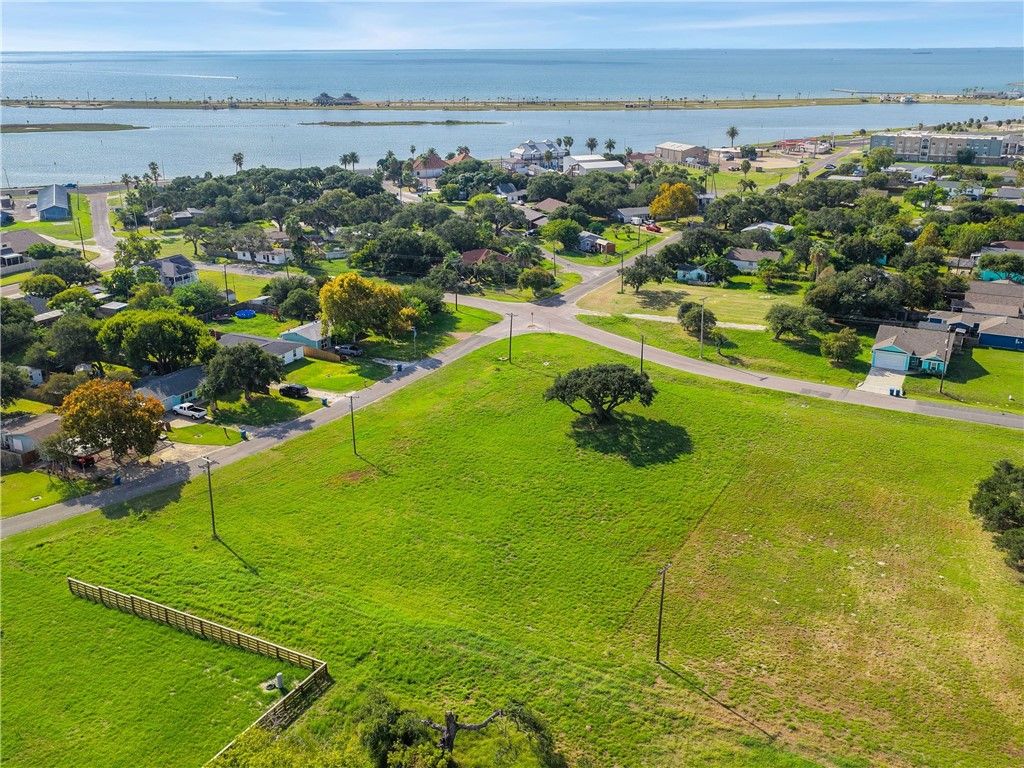 1215 Lady Claire St, Rockport, TX 78382 — photo 5