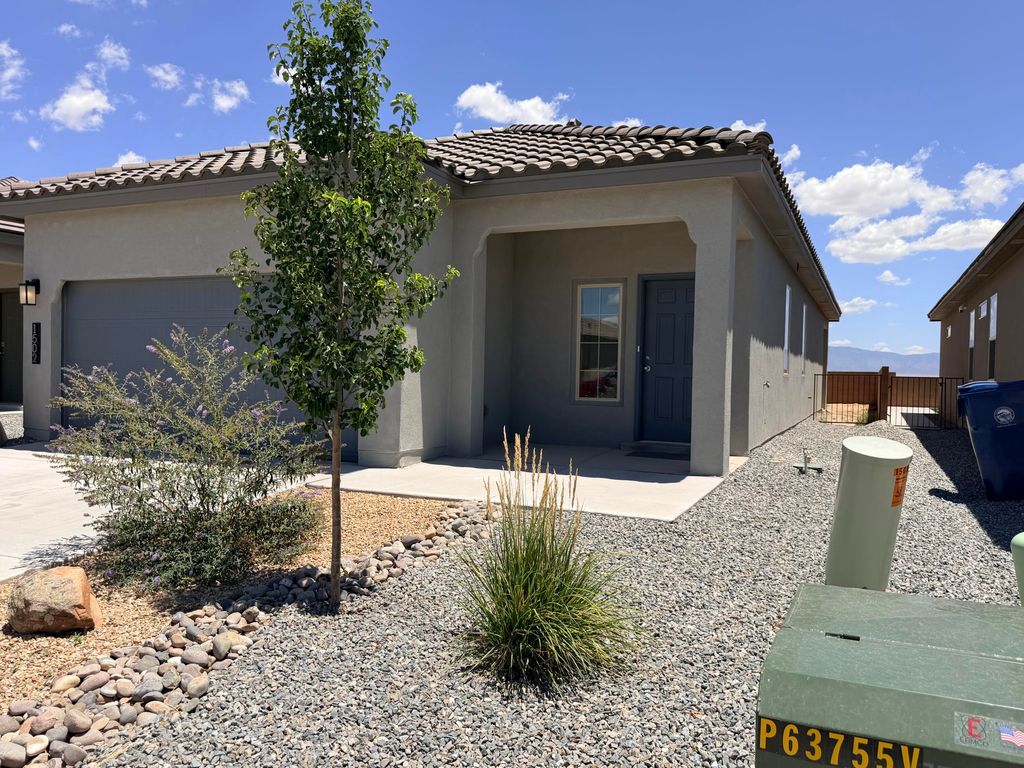 1502 Calle Oeste NW, Los Lunas, NM 87031