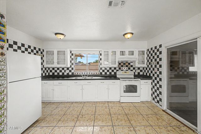 5536 W LA REATA Avenue, Phoenix, AZ 85035