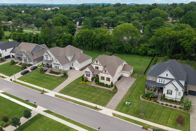 661 Concord Dr, Gallatin, TN 37066