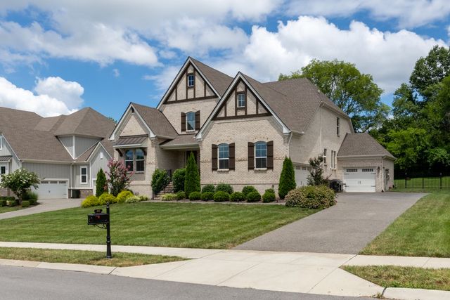 661 Concord Dr, Gallatin, TN 37066