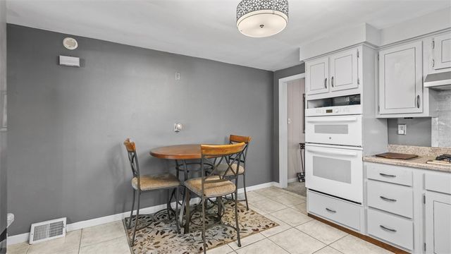 341 E MCMURRAY RD, Peters Twp, PA 15317