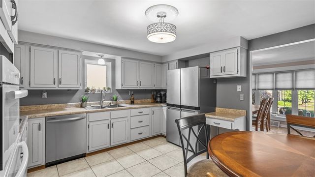 341 E MCMURRAY RD, Peters Twp, PA 15317