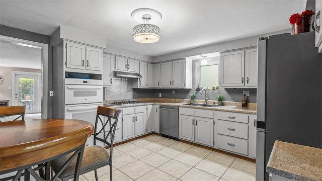 341 E MCMURRAY RD, Peters Twp, PA 15317