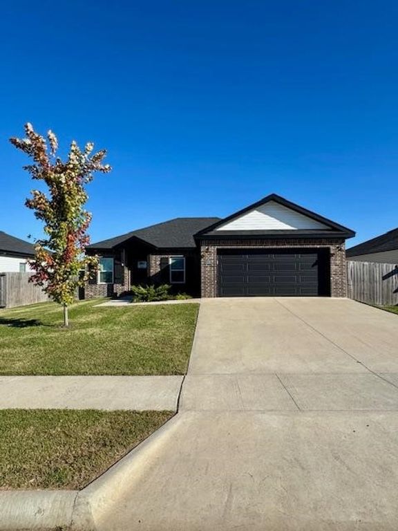 330 Grove Lane, Centerton, AR 72719