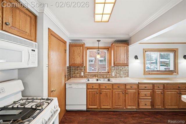 28184 Elmira Street, Livonia, MI 48150