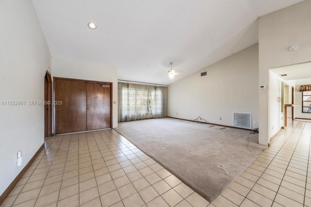 9272 NW 18th St, Plantation, FL 33322