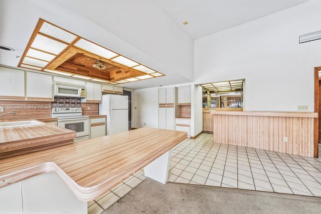 9272 NW 18th St, Plantation, FL 33322