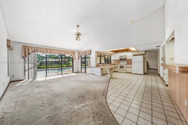 9272 NW 18th St, Plantation, FL 33322