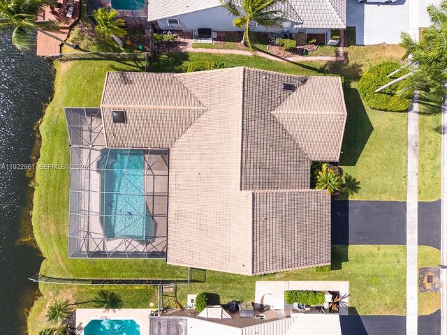 9272 NW 18th St, Plantation, FL 33322