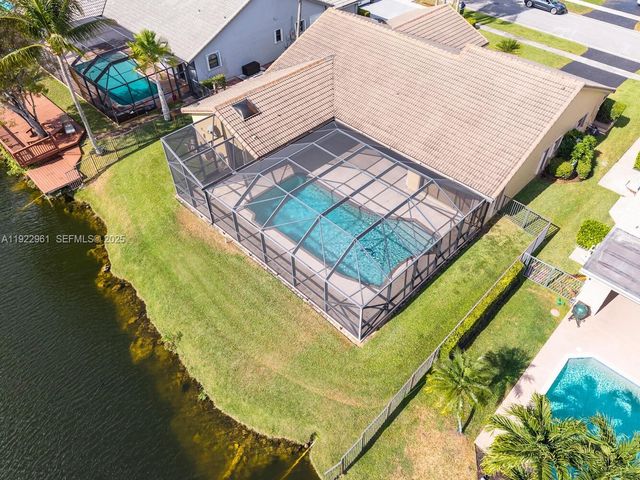 9272 NW 18th St, Plantation, FL 33322